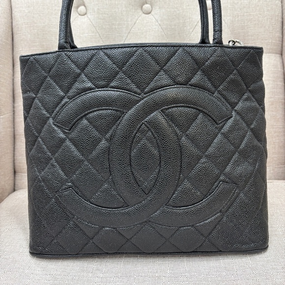 Caviar Quilted Medallion tote - Picture 1 of 9